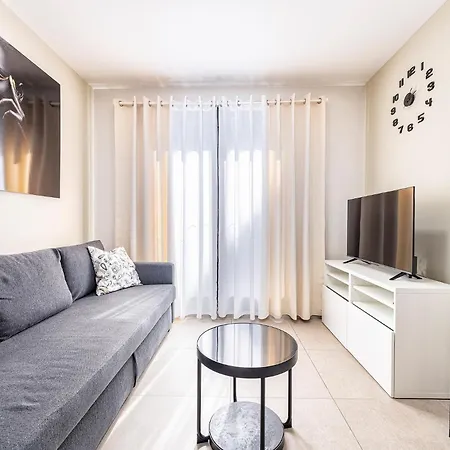 And Home, Canteras Lägenhet